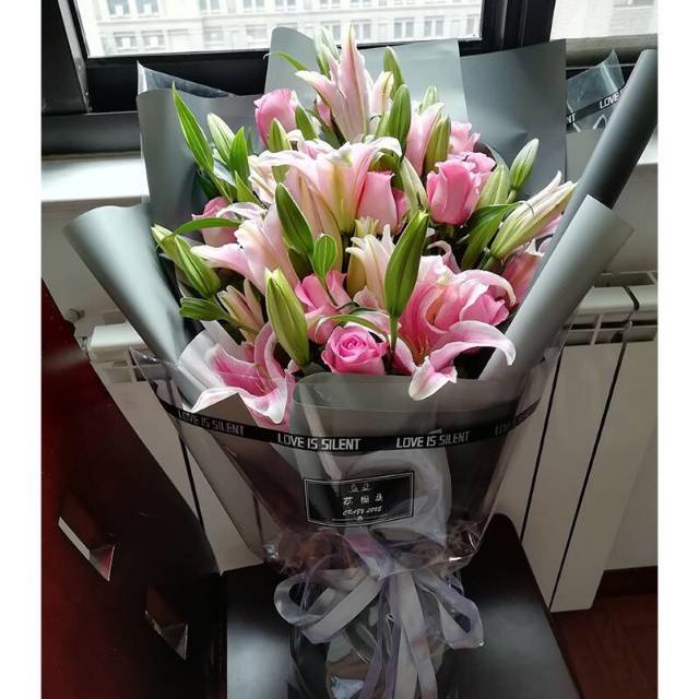 19朵粉百合混搭6朵粉玫瑰花束           款式包装如图